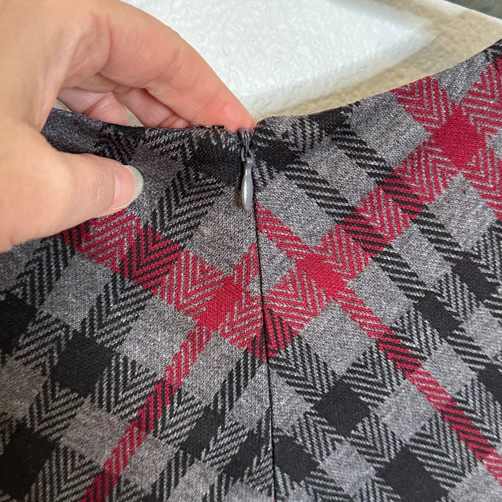 Maggy London Sleeveless Fit and Flare Dress Size 10 Gray Red Plaid Career NEW - Picture 5 of 9